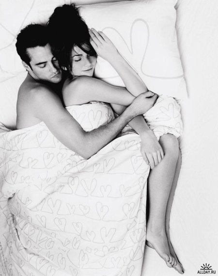 Обнимает в постели