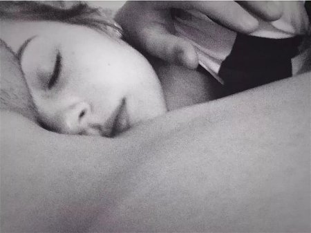 Женщина целует спящего мужчину