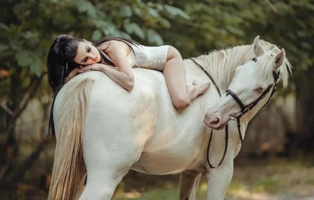 Фотосессия с белой лошадью