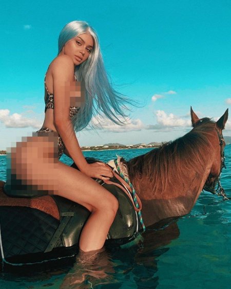 Кайли Дженнер на лошади