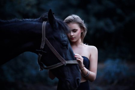 Девушка на коне