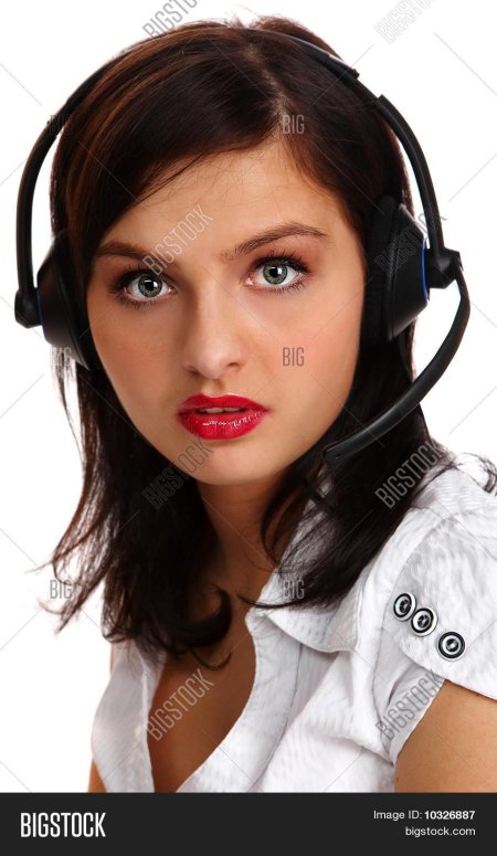 Красивая девушка оператор