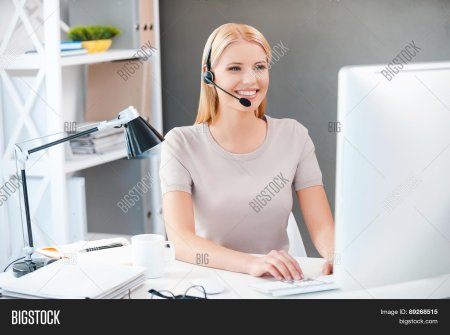 Женщина в офисе за компьютером