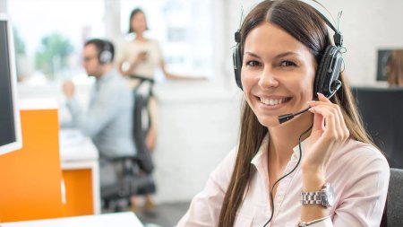 Девушка с гарнитурой