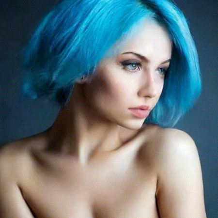Голая девушка с синими волосами