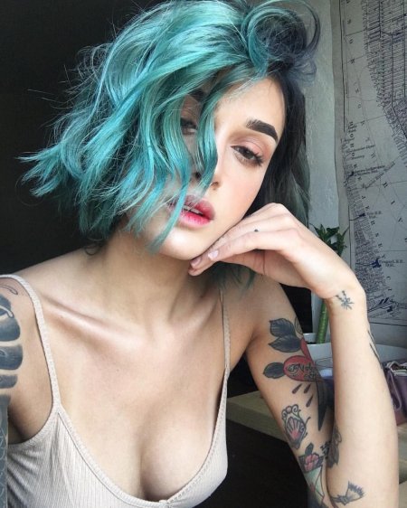 Мия Бойко голубые волосы