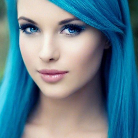 Девушка с голубыми волосами