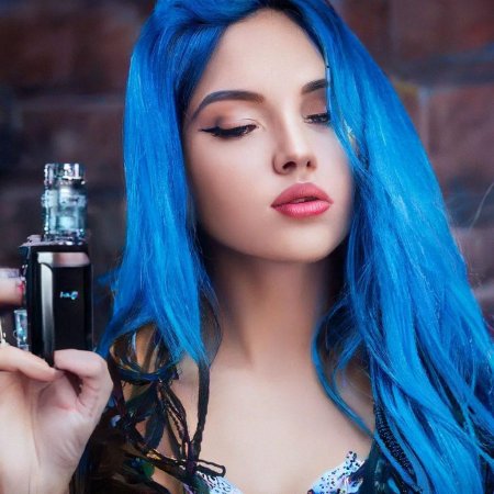 Девушка с синими волосами