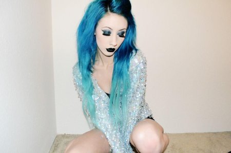 Тик токерша с голубыми волосами