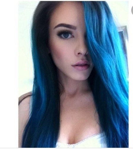 Девочка с синими волосами