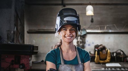 Харли Шнайдер сварщица