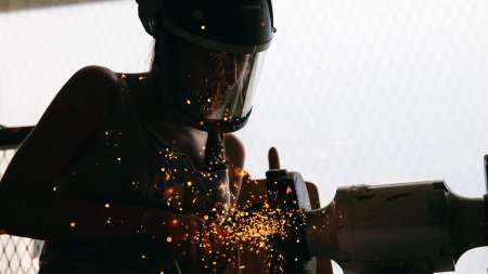 Девушка сварщик