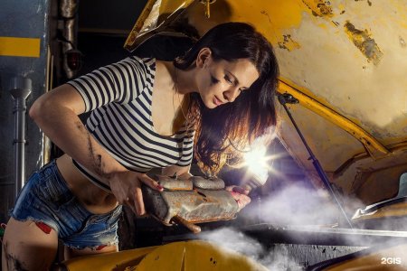 Девушка автослесарь