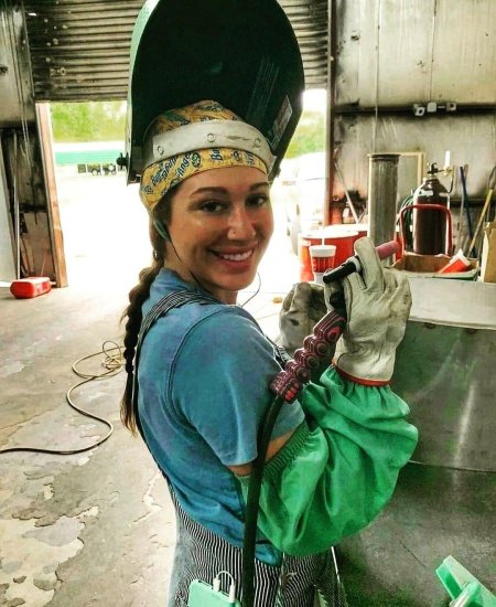 Харли Шнайдер сварщица