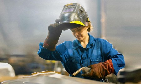 Девушка сварщик