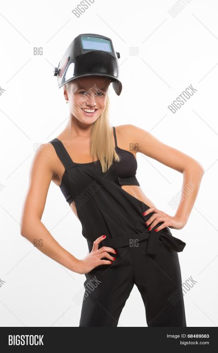 Девушки в костюме сварщика