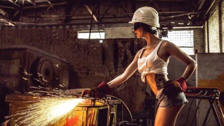 Девушка на заводе