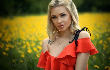 Женщина блондинка