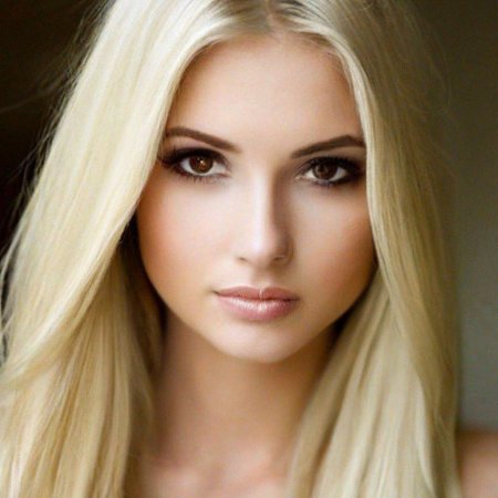 Красивая девушка блондинка