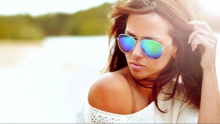 Красивая девушка в очках