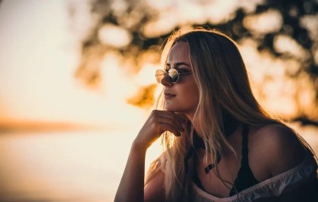 Девушка в очках