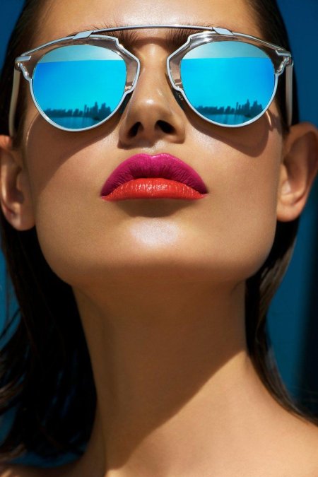 Девушка в солнцезащитных очках