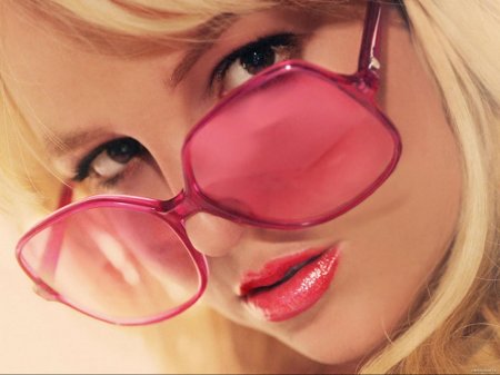 Блондинка в розовых очках