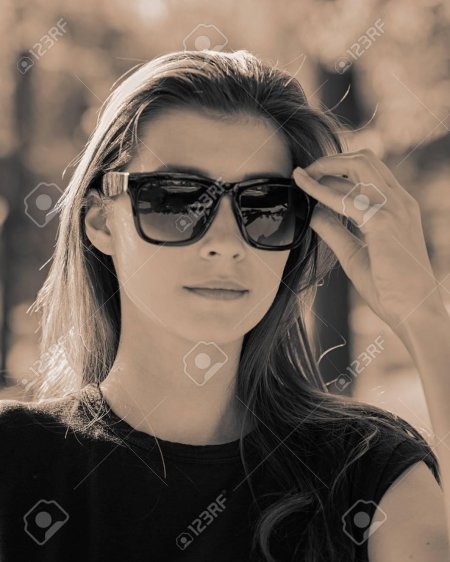 Женщина 45 лет в солнечных очках издалека