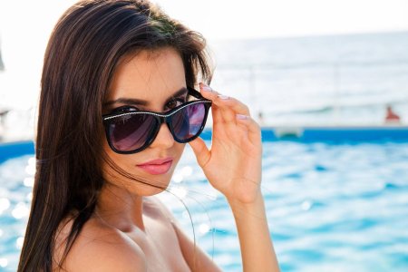 Девушка в солнцезащитных очках