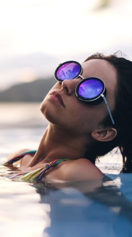 Девушка в солнцезащитных очках