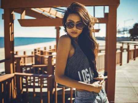 Девушка брюнетка в очках