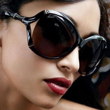 Женщина в темных очках