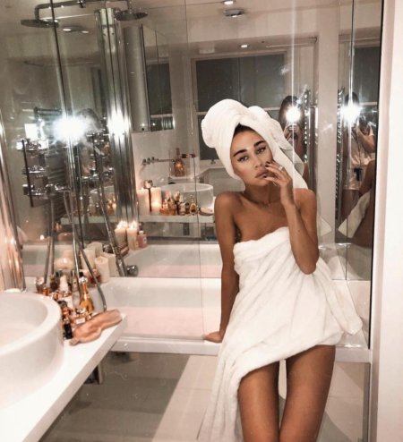 Девушка в полотенце