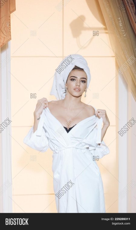 Голая с полотенцем на голове