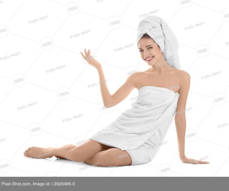 Девушка в белом полотенце