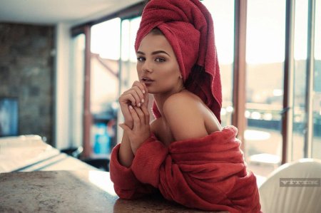 Женщина с полотенцем на голове