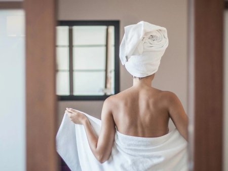 Девушка в полотенце