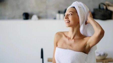 Девушка в полотенце