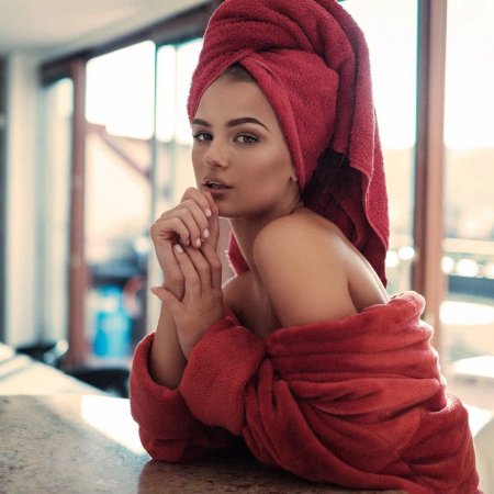 Девушка в полотенце