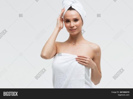 Девушка в полотенце