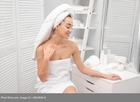 Женщина в белом полотенце