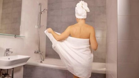 Брюнетка с полотенцем после душа фото