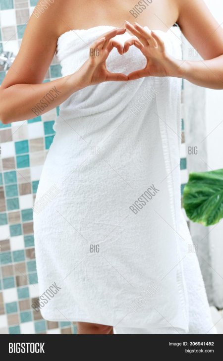 Девушка в полотенце