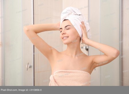 Девушка с полотенцем на голове