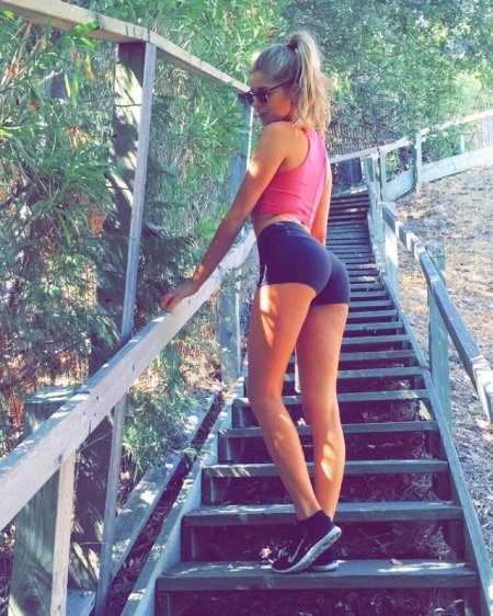 Девушка в шортах