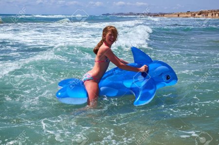 Девушка на надувном дельфине