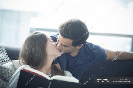 Мужчина целует девушку