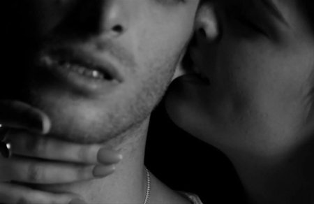 Страстный поцелуй в шею Jif