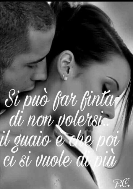 Целует в шею