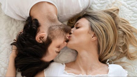 Мужчина целует женщину